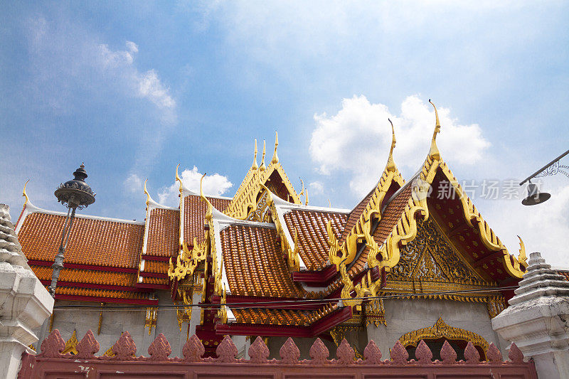 白色寺庙Wat Benchamabophit Dusitwanaram的屋顶